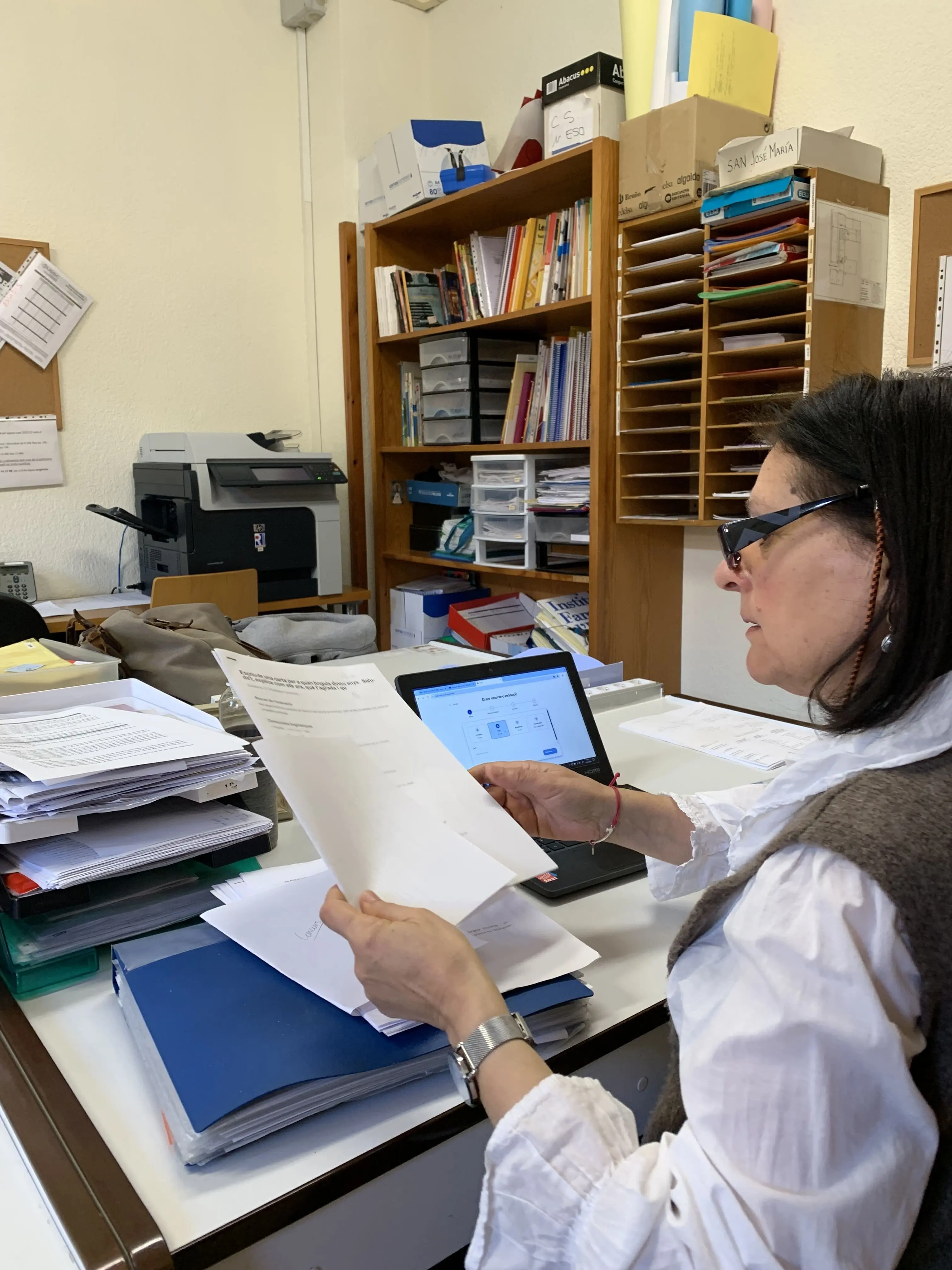 Mercè Alguersuari, profesora de ESO, tomando fotos de redacciones de alumnos con la app de Maitic